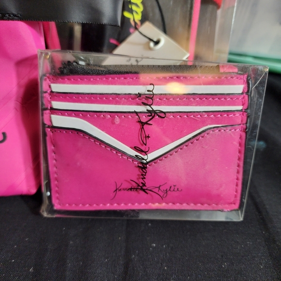 4pc KENDALL + KYLIE 4pc KENDALL + KYLIE MAKEUP BRUSH-HOLDER, MAKE-UP POUCH, CARD - Picture 2 of 9